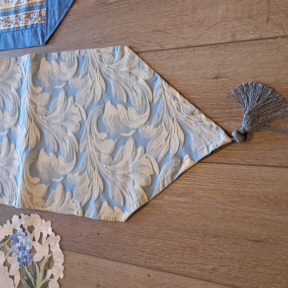 WIMPOLE STREET CREATIONS - TABLE RUNNERS 4 PC Dutch Lace, Handmade - Picture 3 of 4